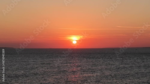 Vue aérienne coucher de soleil au bord de mer, drone 4K