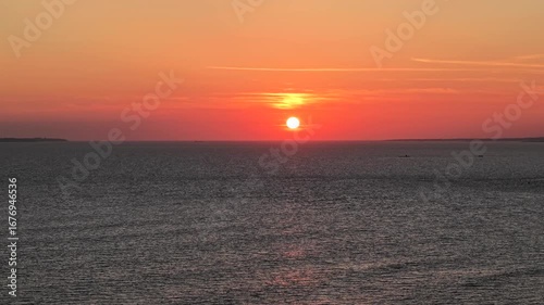 Vue aérienne coucher de soleil au bord de mer, drone 4K