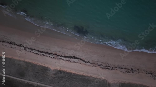 Vue aérienne coucher de soleil au bord de mer, drone 4K