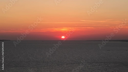 Vue aérienne coucher de soleil au bord de mer, drone 4K