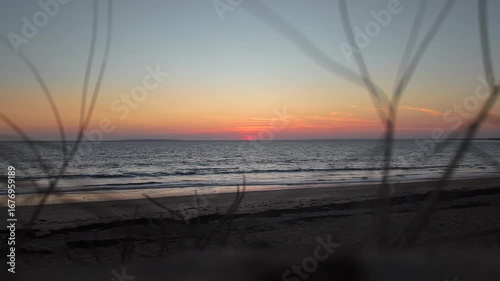 Vue aérienne coucher de soleil au bord de mer, drone 4KVue aérienne coucher de soleil au bord de mer, drone 4K