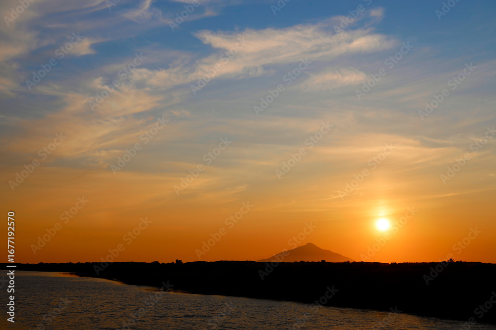 Fototapeta premium 夕景の天塩川と利尻富士
