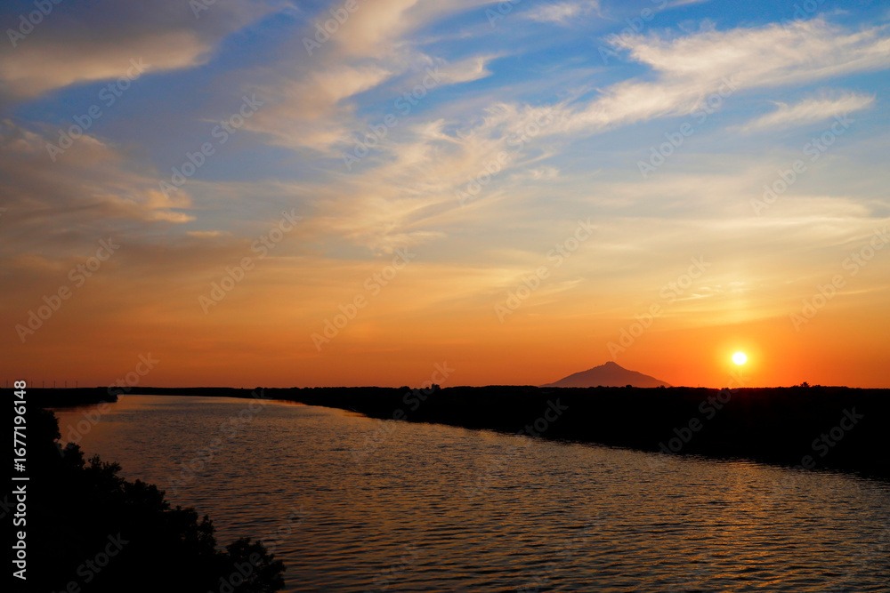 Obraz premium 夕景の天塩川と利尻富士