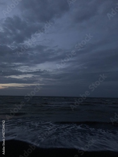 In the darkness, the sound of the waves becomes a light that calms the heart.