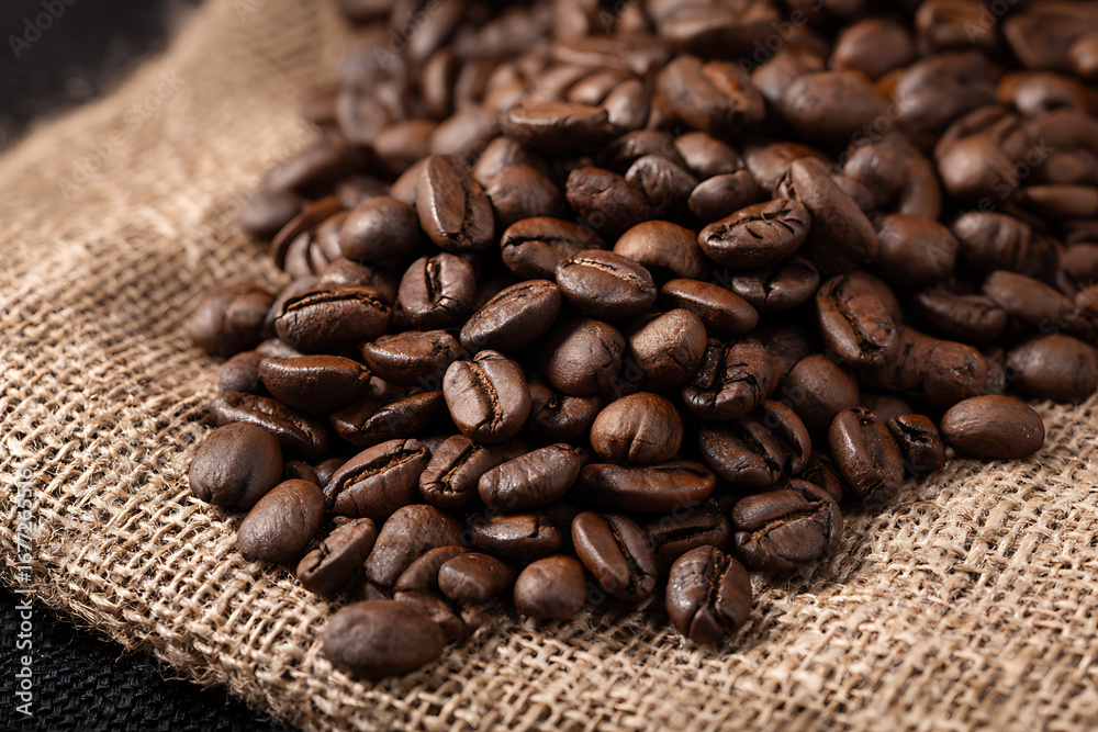 Fototapeta premium coffee beans on burlap