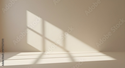 Minimalista abstracto simple suave suave fondo beige para la presentación del producto con luz y hermosa sombra desde la ventana en la pared.