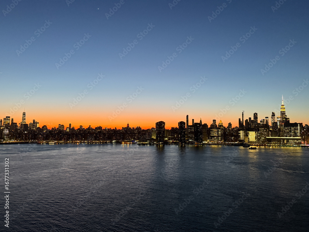Fototapeta premium New York City Skyline Golden Light Sunset