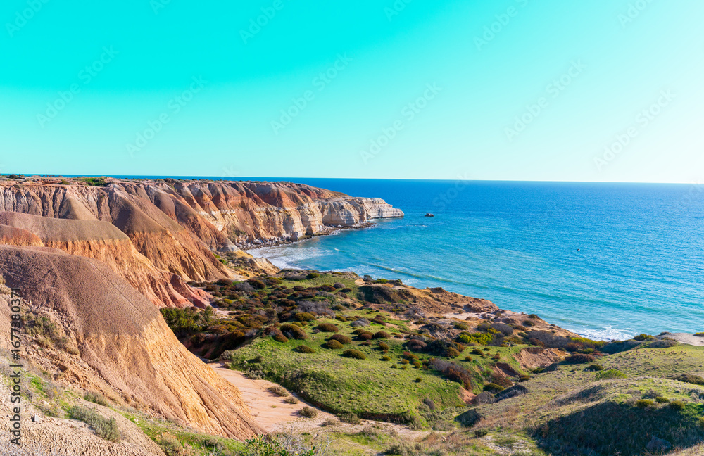 Obraz premium Dramatic Sandstone Cliffs Overlooking Maslin Beach
