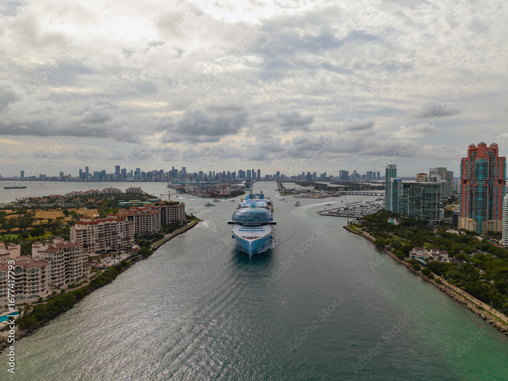 Naklejka premium Aerial view cruise ship on summer vacation tour. Cruise ship vacation and travel by sea. Aerial view luxury liner. Ship leaving Miami beach port. Cruise ship vacation. Sail the sea