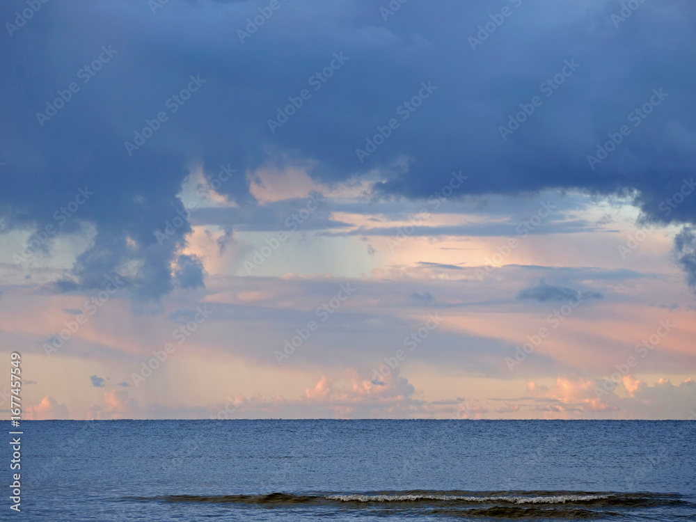 Obraz premium Dramatic sunset cloudscape - Moody evening sky over the sea