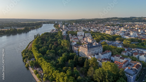 Magnifique vue aérienne sur la ville de Vichy en Auvergne au coucher de soleil 