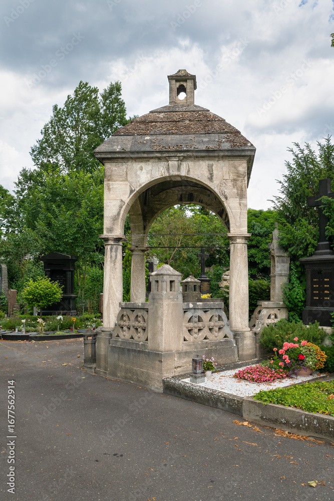 Fototapeta premium schönes altes Familiengrab, Mausoleum auf vier Pfeiler auf einem Friedhof in Würzburg