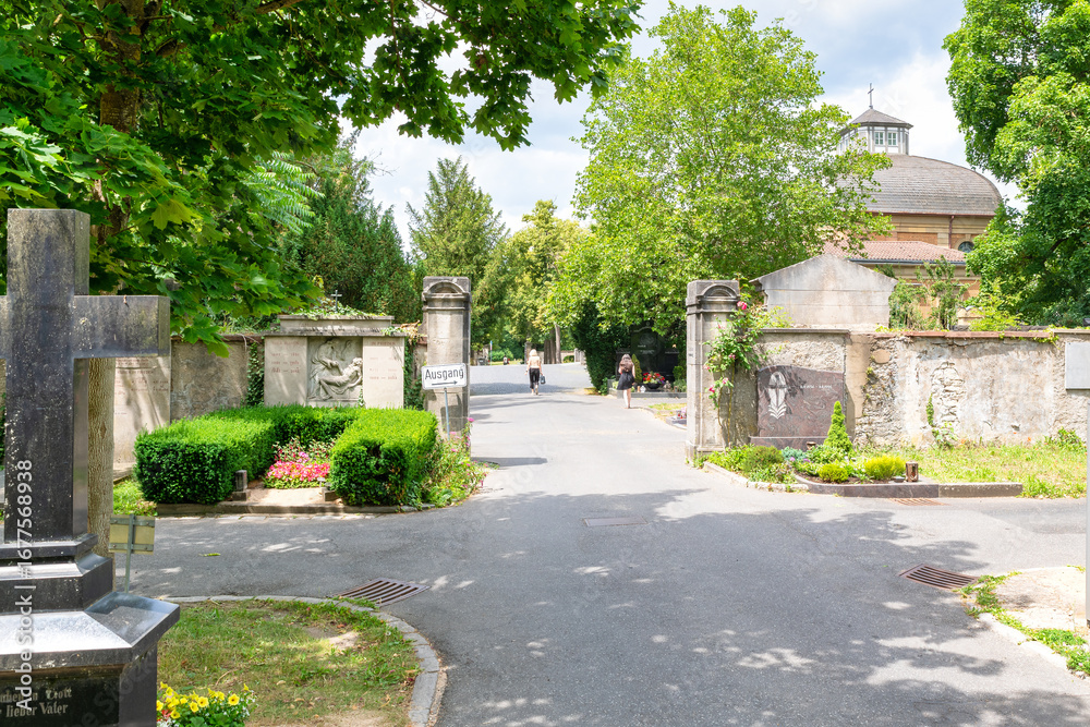 Fototapeta premium Hauptweg zur Kapelle auf dem Friedhof in Würzburg