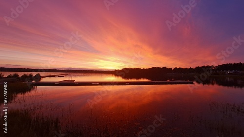 crépuscule sur le lac de Vetlanda en Suède