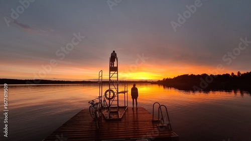 ponton sur un lac suédois au crépuscule