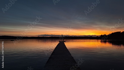 crépuscule sur le lac de Vetlanda en Suède