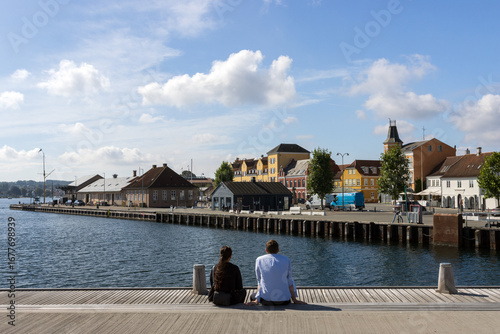 Принти на полотні Ein junges Paar hat ein Date am Hafen von Svendborg, Dating, Singles, Partnerbör