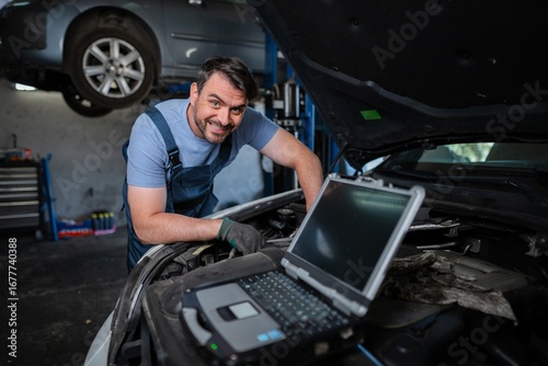 Canvastavla Car mechanic using a computer to diagnose a car engine problem