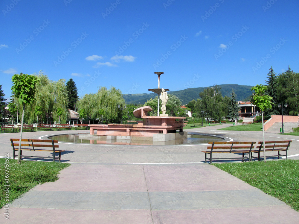 Naklejka premium Sapareva Banya hot&nbsp;mineral and clear mountain water spring, geyser&nbsp;in the town centre Sapareva Banya, Bulgaria. A fountain in the park on a sunny day, blue sky and no clouds. Europe geyser hot water