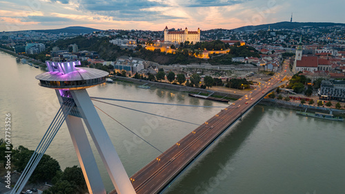 Foto Sunset view of SNP bridge and panorama of Bratislava, Slovakia
