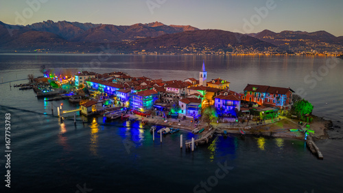 Foto Sunset panorama view of Isola dei Pescatori at Lago Maggiore, It