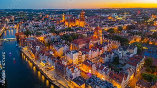 Cuadro en lienzo Sunset aerial view of the city center of Gdansk, Poland