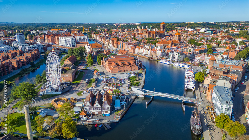Obraz premium Panorama of Gdansk behind Olowianka footbridge, Poland