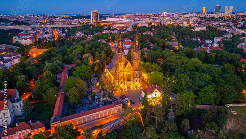 Foto Sunset aerial view of Saints Peter and Paul Basilica at vysehrad