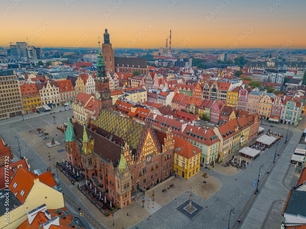 Obraz premium Sunrise panorama view of Rynek square in Wroclaw, Poland
