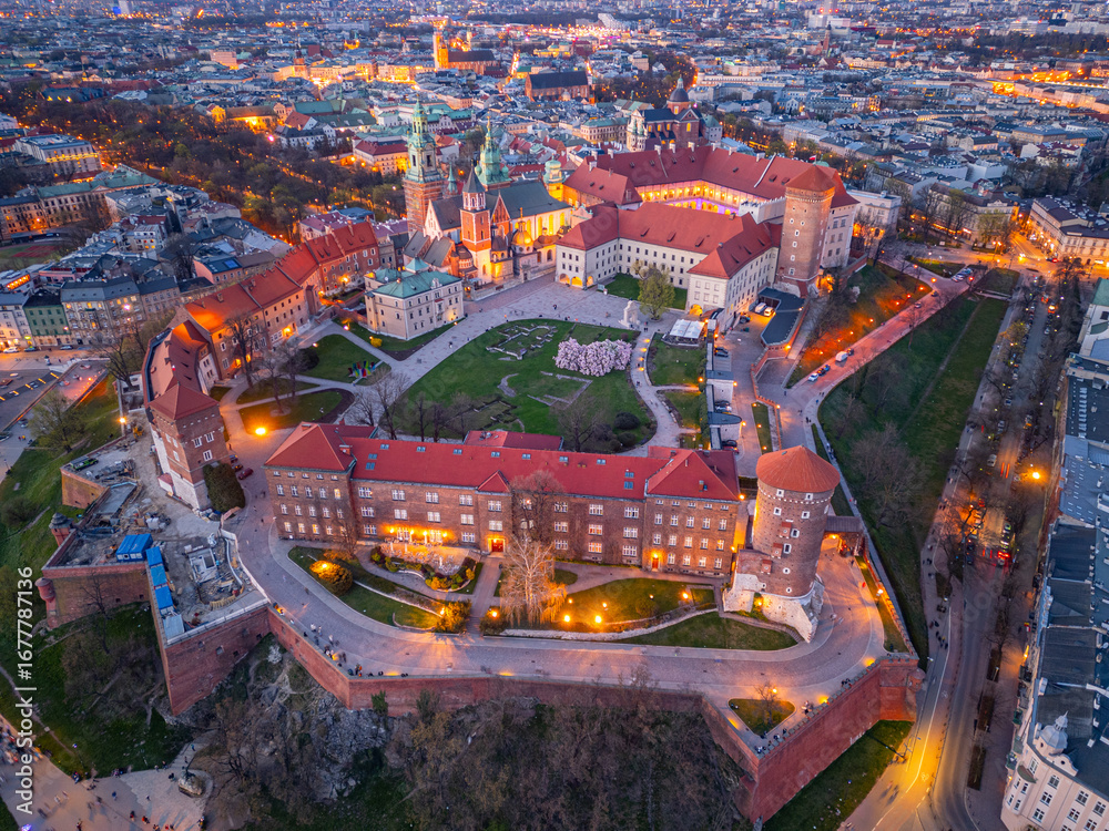 Obraz premium Sunset aerial view of the Wawel castle in the polish city Krakow