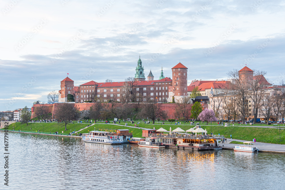 Obraz premium Illuminated Wawel castle in the polish city Krakow/Cracow reflec
