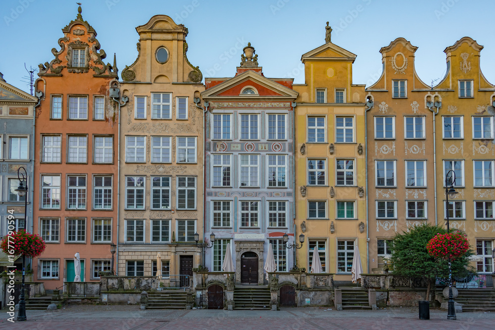 Obraz premium Sunrise view of colourful houses at Dlugi Targ square in Gdansk,