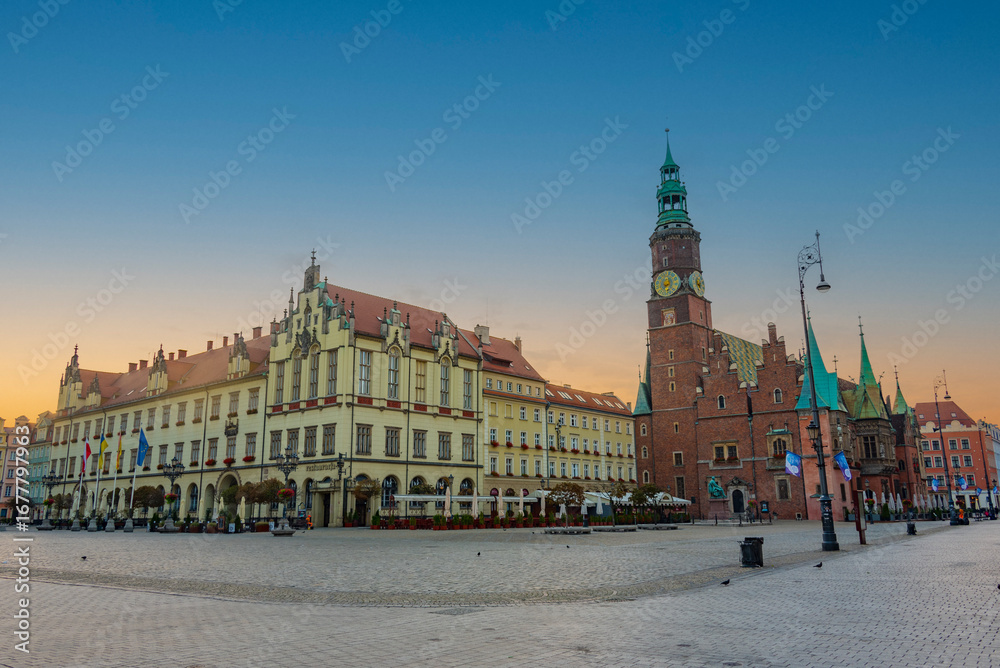 Obraz premium Sunrise view of town hall at Rynek, the picturesque square in ce
