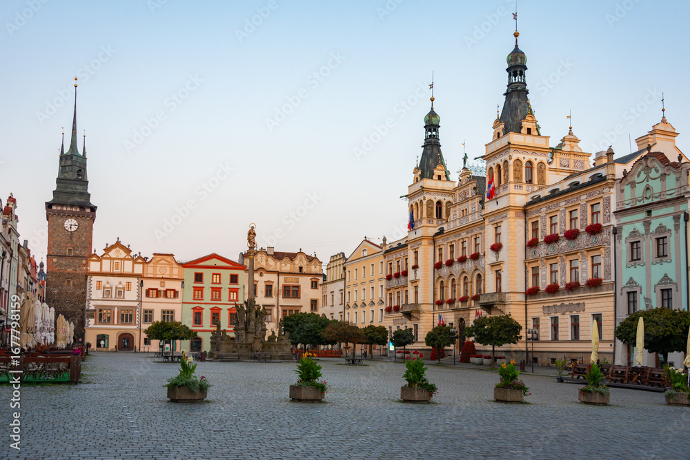 Obraz premium Sunrise view of the Pernstynske namesti in Pardubice, Czech repu