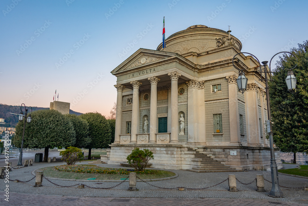 Obraz premium sunrise view of Tempio Voltiano on shore of lake Como in Italy