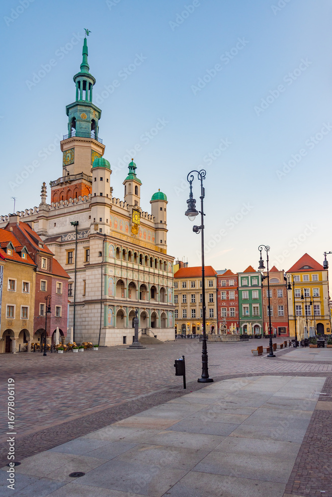 Naklejka premium Sunrise view of Town Hall in Poznan in Poland