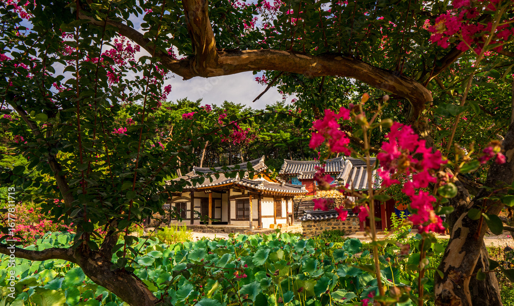 Obraz premium GYEONGJU, SOUTH KOREA - AUGUST 27, 2025: A view of a traditional hanok building within the Jongojeong Pavilion complex on August 27, 2025, in Gyeongju, South Korea. Jongojeong, a historic site from th