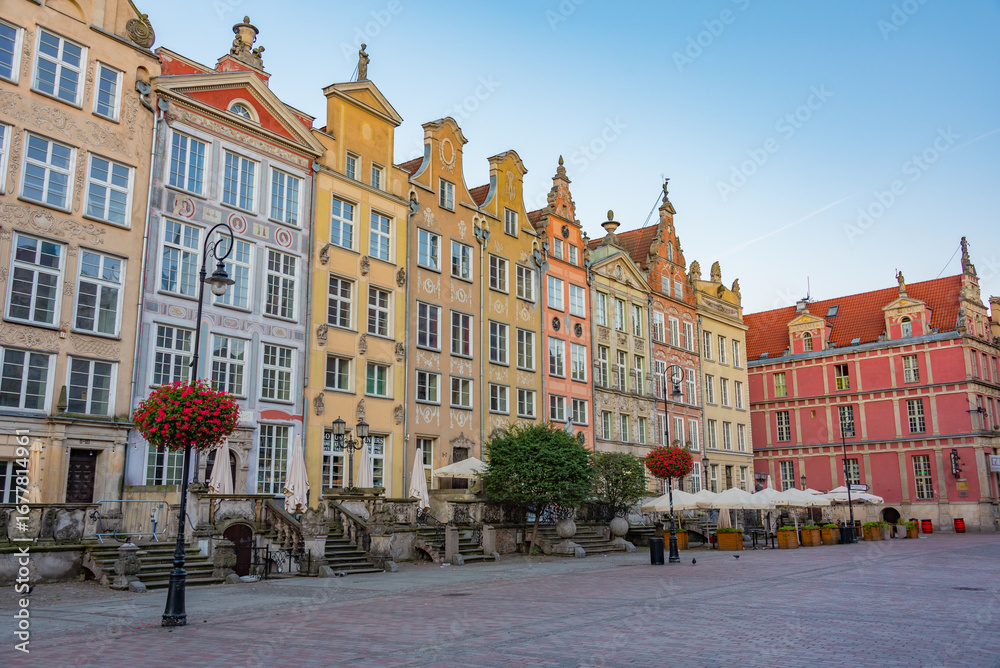 Obraz premium Sunrise view of colourful houses at Dlugi Targ square in Gdansk,