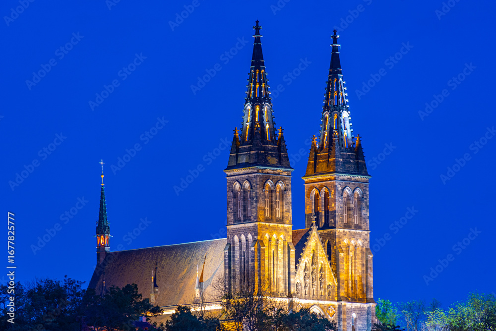 Fototapeta premium Night view of Saints Peter and Paul Basilica at vysehrad in Prag