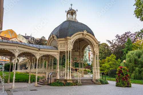 Tableau sur toile Sunrise view of Park Colonnade in Karlovy Vary, Czech republic