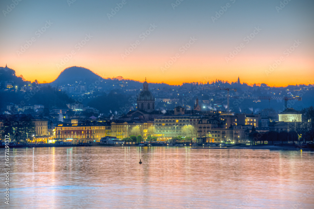 Obraz premium Sunrise view of skyline of Como, Italy