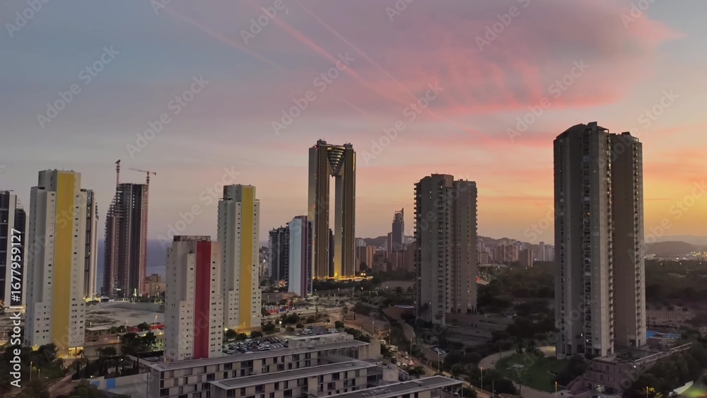 Obraz premium Experience the absolutely stunning views of urban sunsets over modern skyscrapers in the city