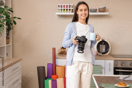 Young female food photograp...