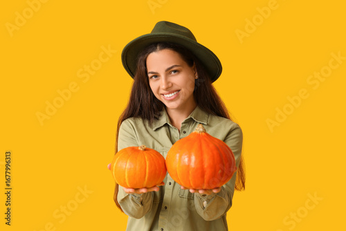 Stylish young woman with fr...