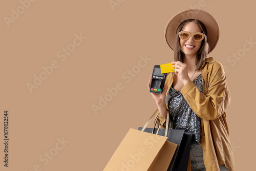 Young woman with shopping b...