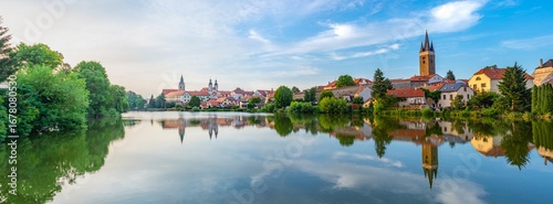 Foto Reflection of Telc cityscape in Czech republic
