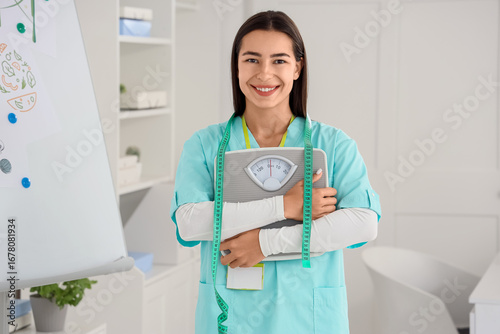Female nutritionist with ta...