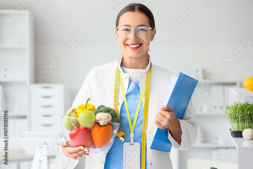 Female nutritionist with cl...