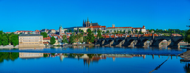 Acrylglasbilder Karlsbrücke Panorama der Prager Burg über Moldau  © dudlajzov