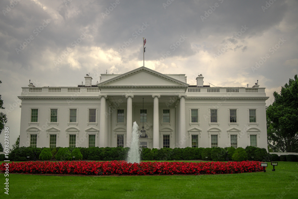 Obraz premium White House in Washington DC. White House and democracy. American presidents residence. White House building. Federal government. The White House with green grass.